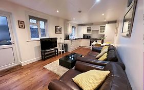 Lovely 2 Bedroom Garden Flat In London
